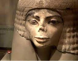 Trước sự việc kỳ lạ này, một số người cho rằng, bức tượng Ai Cập trên có thể là bằng chứng về du hành thời gian.