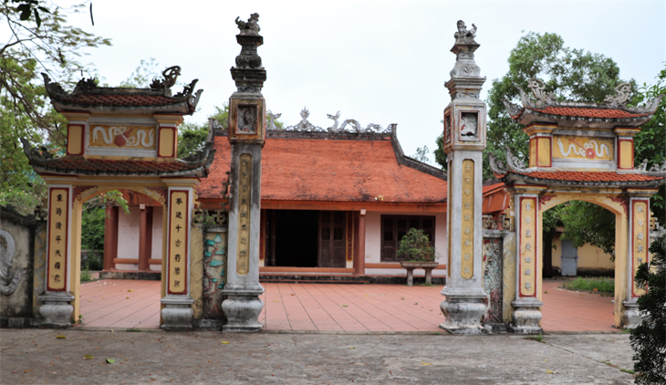 Vào năm 2019, lễ hội đình Trà Cổ được Bộ Văn hóa - Thể thao và Du lịch vinh danh là di sản văn hóa phi vật thể Quốc gia. Lễ hội được tổ chức hàng năm vào đầu tháng 6 Âm lịch. Đây là dịp để người dân tưởng nhớ các vị tiền nhân đã có công dựng làng, lập ấp, đánh đuổi ngoại xâm cũng như giáo dục truyền thống, nâng cao lòng tự hào dân tộc cho các thế hệ trẻ. Ảnh: bienphong.com.vn.