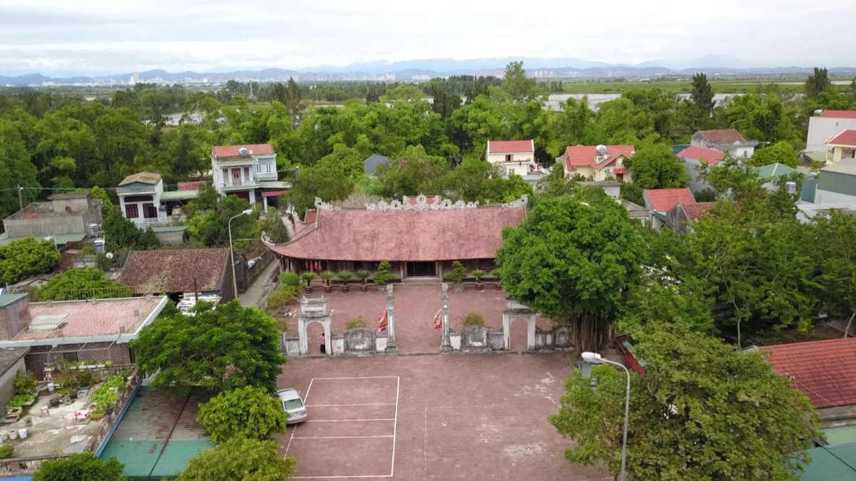 Thêm nữa, khi ghé thăm đình Trà Cổ, mọi người có thể chiêm ngưỡng những hiện vật cố quý hiếm gồm: 3 đỉnh hương đồng, 2 hạc cưỡi đầu rồng sơn son thiếp vàng, 8 long ngai bằng gỗ từ thời Nguyễn và 12 sắc phong chất liệu giấy. Ảnh: TTXVN.