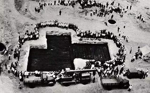 Theo các nhà khảo cổ, 21 cỗ quan tài nằm xung quanh quan tài nặng khoảng 7 tấn chứa hài cốt của chủ nhân mộ cổ. Chiếc quan tài này được xác định có niên đại khoảng 2.400 năm tuổi và có chiều dài 3,2m, rộng 2,1m, cao 2,19m.