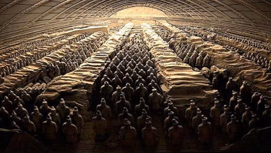 Vào năm 1974, lăng mộ của Tần Thủy Hoàng được phát hiện trong tình trạng nguyên vẹn ở thành phố Tây An, tỉnh Thiểm Tây, tây bắc Trung Quốc. Trong những năm tiếp theo, giới khảo cổ đã thực hiện nhiều cuộc khai quật tại lăng mộ này và có nhiều phát hiện quan trọng.