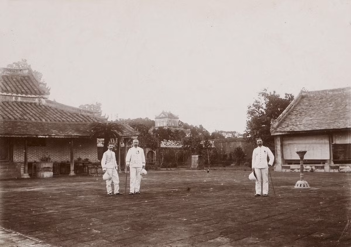 Quan chức Pháp ghé thăm lăng mộ Vua Tự Đức.