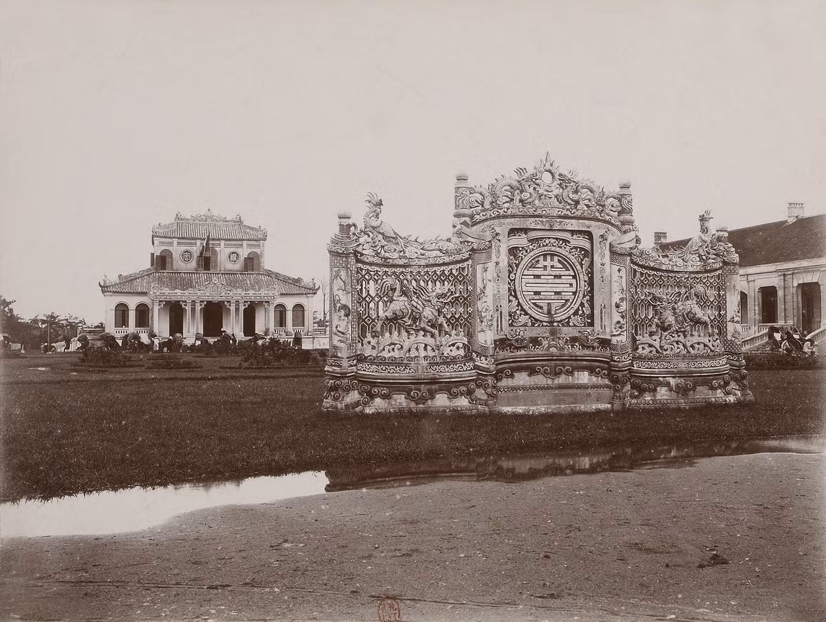 Một bức bình phong lớn đặt trước Viện Cơ mật.