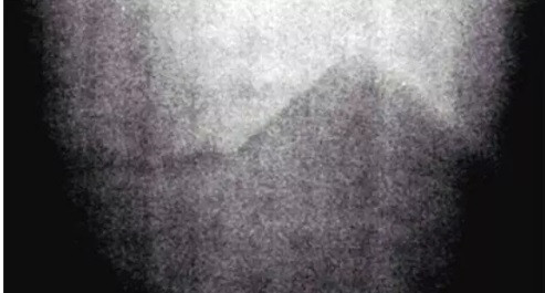 Tháng 12/1972, phi hành đoàn trên tàu Apollo 17 đã chụp được bức hình ở gần khu vực Geophone Rock trên Mặt trăng. Sau khi xem ảnh, nhiều người kinh ngạc, cảm thấy khó hiểu khi xuất hiện bóng hình giống kim tự tháp.