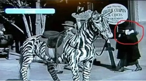 Vào năm 1928, đoạn video quảng cáo của "vua hề Sác-lô" - Charlie Chaplin khiến nhiều người chú ý khi phát hiện hình ảnh một người phụ nữ đi trên phố và cầm trên tay một thứ giống điện thoại di động. Tuy nhiên, vào thời điểm đó, điện thoại di động chưa xuất hiện.