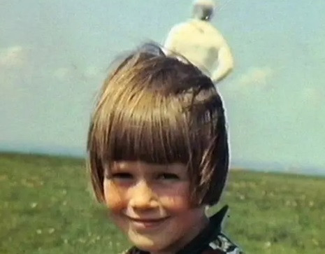 Năm 1964, Jim Templeton ở Carlisle, Anh chụp ảnh cho con gái tại một bãi cỏ. Khi xem ảnh, ông phát hiện một nhân vật bí ẩn ở đằng sau con gái. Người này mặc trang phục màu trắng giống phi hành gia. Chi tiết "lạ" đó khiến một số người hoài nghi đó có phải người ngoài hành tinh vô tình bị ông Jim chụp ảnh hay không.