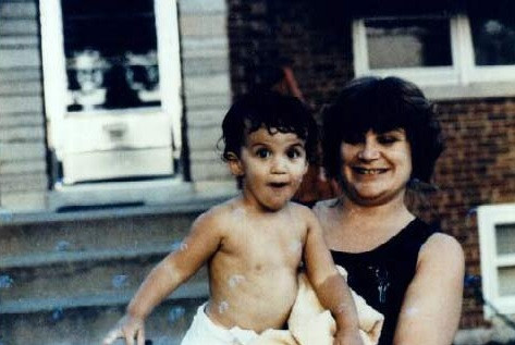 Khi chuyển tới căn hộ mới ở Chicago, bang Illinois, Mỹ, người chồng đã chụp ảnh vợ con để làm kỷ niệm. Tuy nhiên, sau khi rửa ảnh, họ kinh hãi phát hiện đằng sau cửa sổ bên trái hiện rõ khuôn mặt của một bà lão vấn tóc, ngồi bên cạnh là chú chó bull. Nhưng hai vợ chồng kia thì kiên quyết khẳng định, trong nhà không có một ai vào thời điểm ấy.