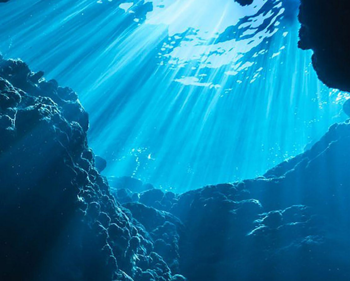 Âm thanh kỳ bí trên được ghi lại trên hydrophone (micro chìm) và nghe giống như một giọt nước rơi xuống bồn tắm. Theo các chuyên gia NOAA, âm thanh “bloop” được ghi nhận ở độ sâu khoảng 4,3 km ở vùng biển cách Chile 1.750 km về phía tây.