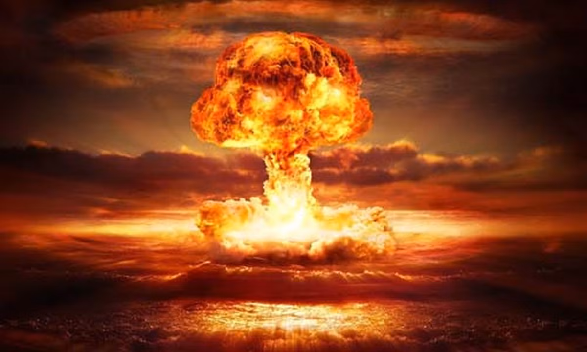 Vào ngày 30/10/1961, Liên Xô đã cho kích nổ bom Sa hoàng ở độ cao 4.000m trên quần đảo Novaya Zemlya, phía bắc của vòng Bắc cực. Vụ nổ này đã tạo ra một đám mây hình nấm cao 64 km, sau đó lan rộng, đạt đường kính tối đa 95 km. Người dân có thể nhìn thấy đám mây đó từ khoảng cách gần 1.000 km.