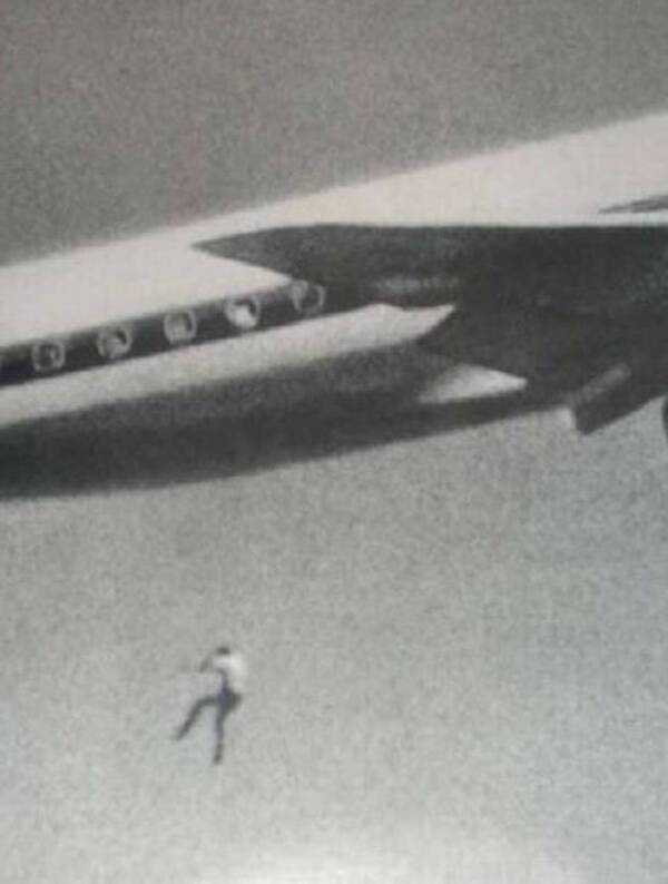 Bức ảnh khiến nhiều người giật mình sợ hãi khi thấy Keith Sapsford, đến từ Randwick, New South Wales, Australia, 14 tuổi, rơi khỏi máy bay Douglas DC-8 của hãng Japan Airlines vào ngày 22/2/1970 và thiệt mạng sau khi lẻn vào đường băng, leo lên khoang chứa bánh máy bay để đi du lịch lậu. Chuyến bay khi ấy cất cánh từ Sydney, Australia với đích đến là Tokyo, Nhật Bản.