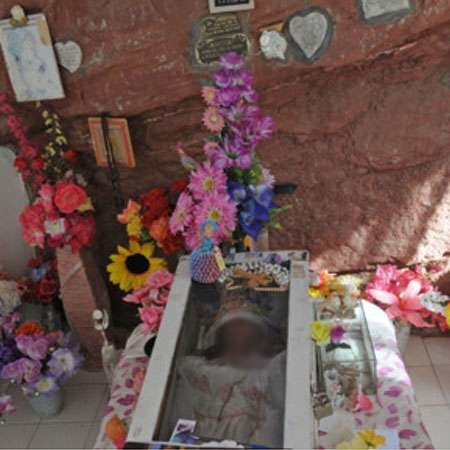 Từ đây, một số người trong gia đình cho rằng cậu bé Miguel có thể không muốn bị mọi người quên lãng. Do đó, họ quyết định thay nắp quan tài bằng mặt kính trong suốt để mọi người có thể nhìn thấy Miguel.