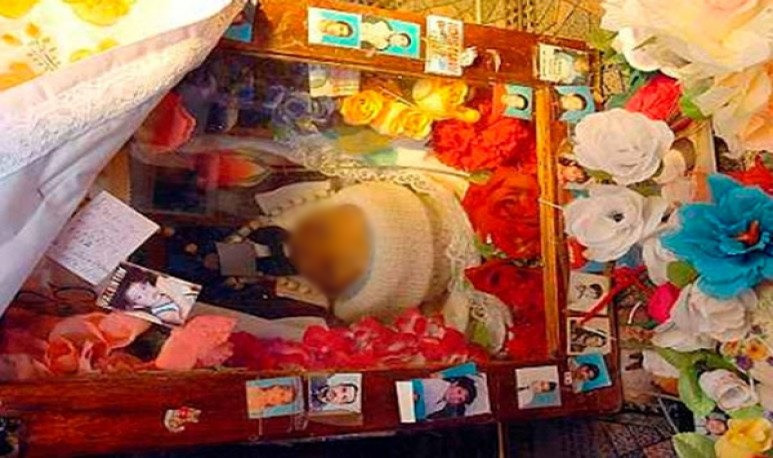 Thế nhưng, trong những ngày thời tiết bình thường, quan tài của Miguel tiếp tục bật nắp ngay cả khi người ta đã đặt đá và những đồ vật nặng lên nắp quan tài.