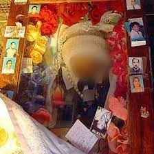 Đó là quan tài của Miguel thường xuyên bị bật nắp, đất đá bắn ra xung quanh. Ban đầu, nhân viên quản lý nghĩa trang cho rằng, sự việc này xảy ra có thể là vì ảnh hưởng của cơn bão mạnh.