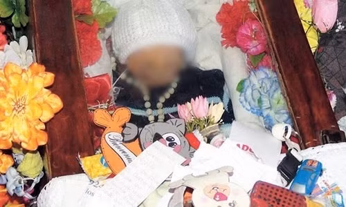  Quan tài bé trai 1 tuổi người Argentina Miguel Ángel Gaitán liên tục bật nắp trở thành một bí ẩn lớn. Sự việc xảy ra tại thị trấn nhỏ ở tỉnh La Rioja phía tây bắc Argentina. Sinh năm 1966, cậu bé Miguel qua đời vì bệnh viêm màng não năm 1967.