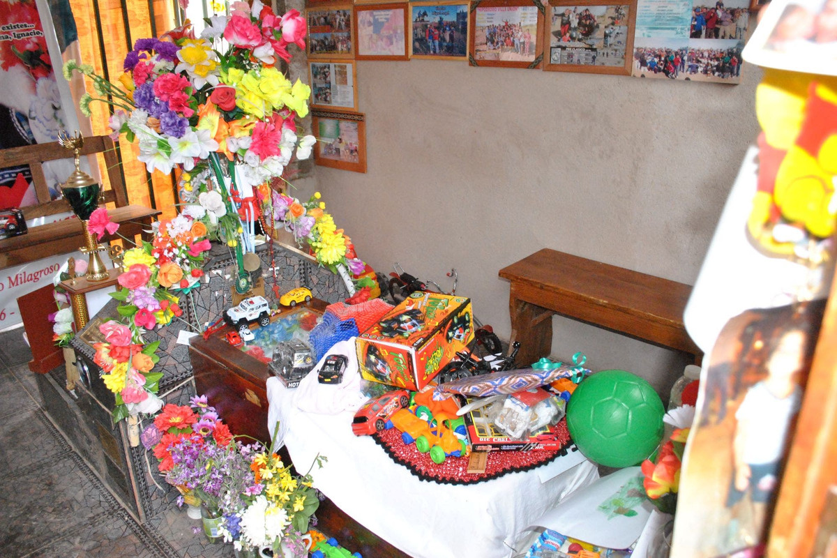 Trong những năm qua, nhiều người dân đã tới nghĩa trang và ghé thăm cậu bé Miguel. Họ để lại hoa tươi và một số đồ chơi trước mộ của bé trai xấu số.