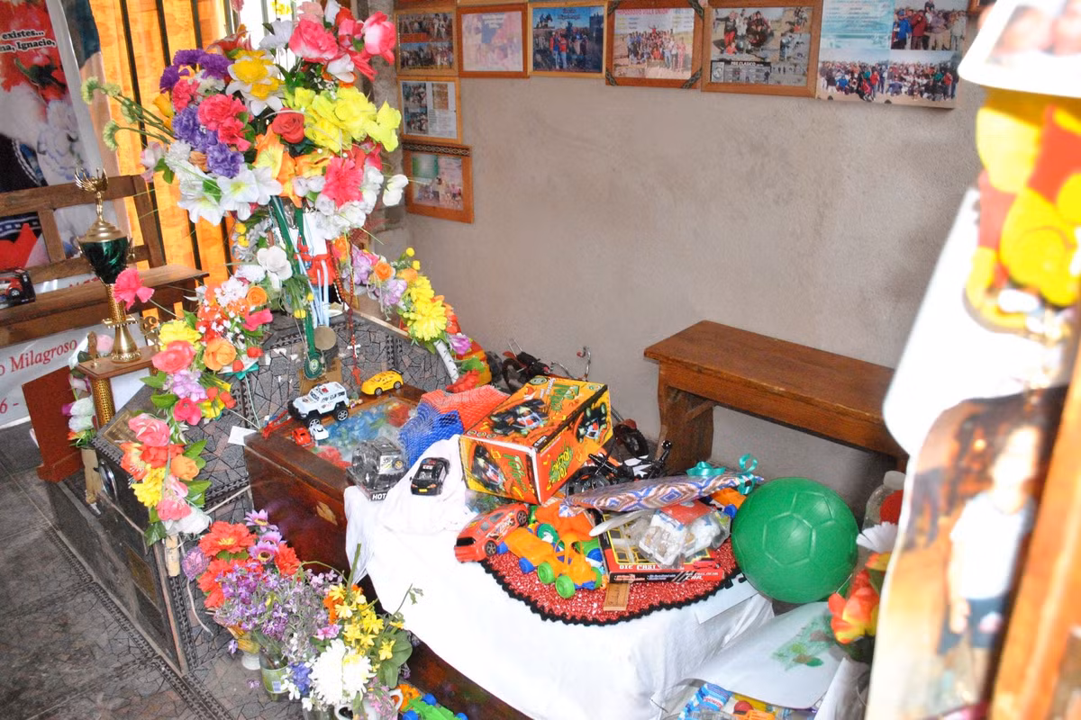 Trong những năm qua, nhiều người dân đã tới nghĩa trang và ghé thăm cậu bé Miguel. Họ để lại hoa tươi và một số đồ chơi trước mộ của bé trai xấu số.