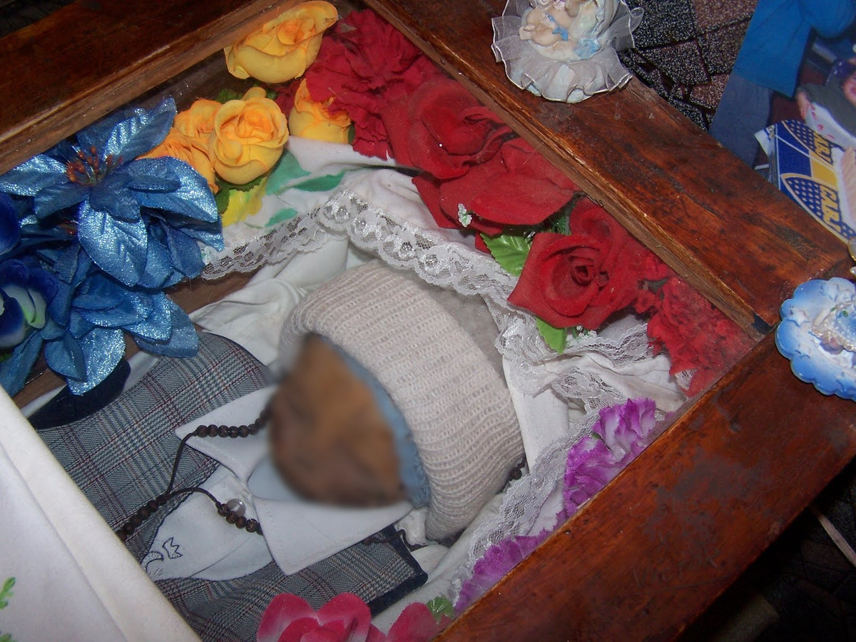 Gia đình tổ chức tang lễ cho Miguel một cách chu đáo tại nghĩa trang địa phương. Thế nhưng, 7 năm sau khi cậu bé qua đời, một sự việc kỳ lạ đã xảy ra.