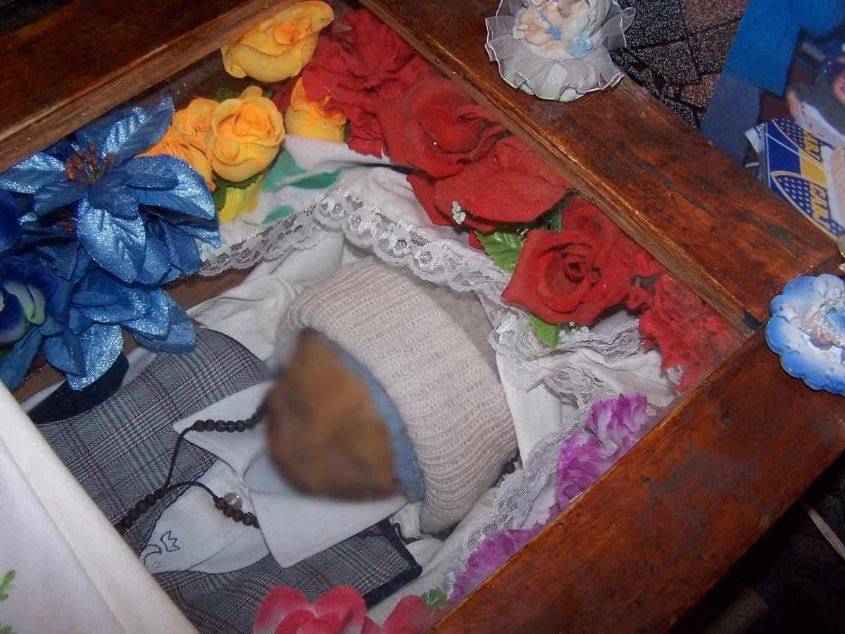 Gia đình tổ chức tang lễ cho Miguel một cách chu đáo tại nghĩa trang địa phương. Thế nhưng, 7 năm sau khi cậu bé qua đời, một sự việc kỳ lạ đã xảy ra.