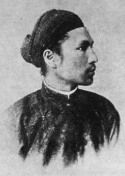 Vua Hàm Nghi (1871 - 1944), tên thật Nguyễn Phúc Ưng Lịch, là vị hoàng đế thứ 8 của triều Nguyễn. Ông được các phụ chính đại thần chống Pháp là Nguyễn Văn Tường và Tôn Thất Thuyết đưa lên ngôi ngày 2/8/1884. Khi ấy, ông 13 tuổi.