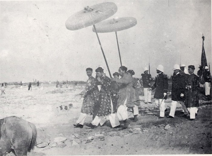 Vua Thành Thái và em trai đi thị sát tình hình năm 1900.