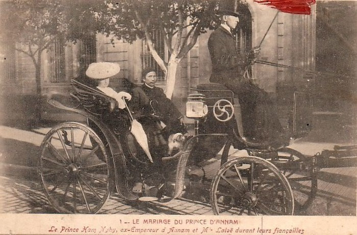 Vào ngày 25/11/1888, người Pháp đưa vua Hàm Nghi xuống tàu đi vào Lăng Cô. Chiều ngày 13/1/1889, vua Hàm Nghi đến thủ đô Alger của Algérie và qua đời tại đây năm 1944 vì bệnh ung thư dạ dày.