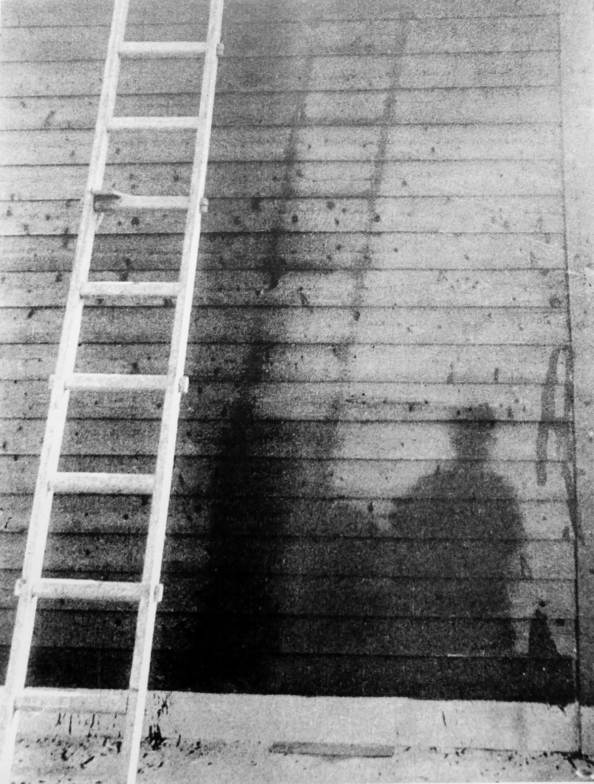 Căn cứ vào những bằng chứng thu thập được, khi bom nguyên tử phát nổ thì nó có thể "tẩy trắng" bê tông, đá hay những bức tường có mặt hướng về phía vụ nổ.