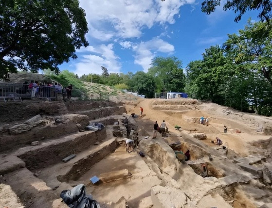 Các chuyên gia đã tìm thấy hơn 350 hiện vật nằm sâu dưới lòng đất ở công viên Clos de la Visitation thuộc thành phố Lyon, Pháp. Trong số những hiện vật tìm thấy có nhiều đầu mũi tên, mũ sắt, mũi giáo, kiếm... Qua kiểm tra, những cổ vật này có từ thời đế chế La Mã.