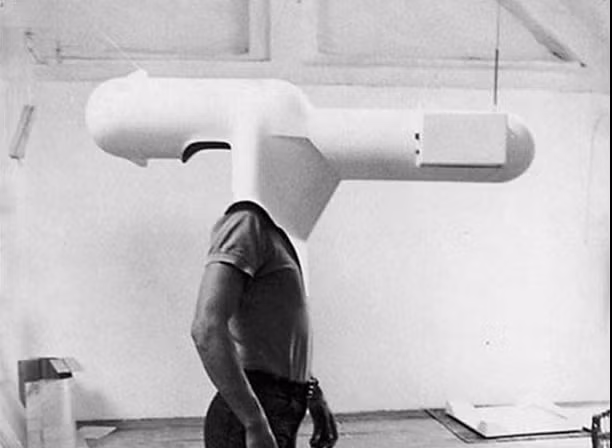 Phát minh tivi di động kỳ quái của kiến trúc sư và nghệ sĩ người Áo Walter Pichler tạo ra năm 1967.