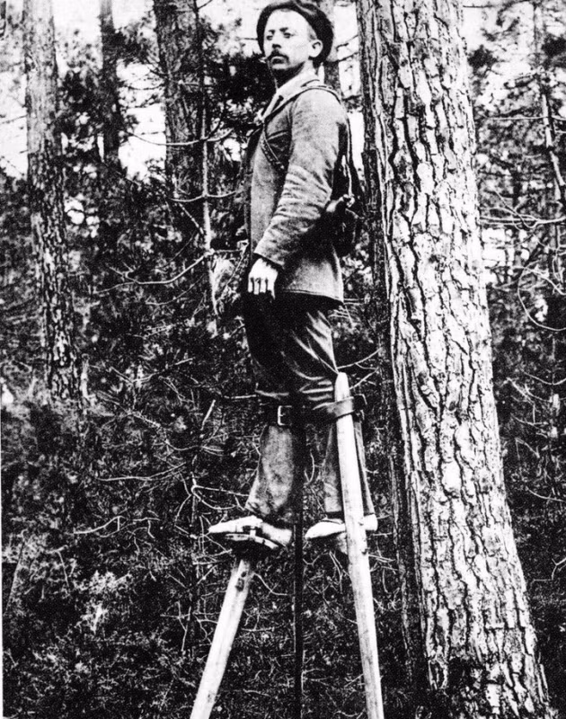 Năm 1891, người đàn ông trong ảnh đã di chuyển trên đôi cà kheo. Không ai rõ vì sao người này có hành động kỳ lạ như vậy.