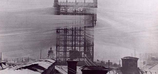 Dây cáp điện thoại cố định dày đặc trên nóc các tòa nhà cao tầng.