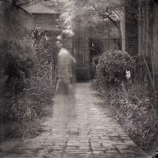 "Khi tim ngừng đập và máu ngừng chảy, trạng thái lượng tử sẽ không còn tồn tại trong những ống siêu nhỏ. Nhưng thông tin lượng tử bên trong các ống không bị hủy diệt, mà chỉ rời cơ thể để quay trở về vũ trụ", nhà khoa học Stuart giải thích.