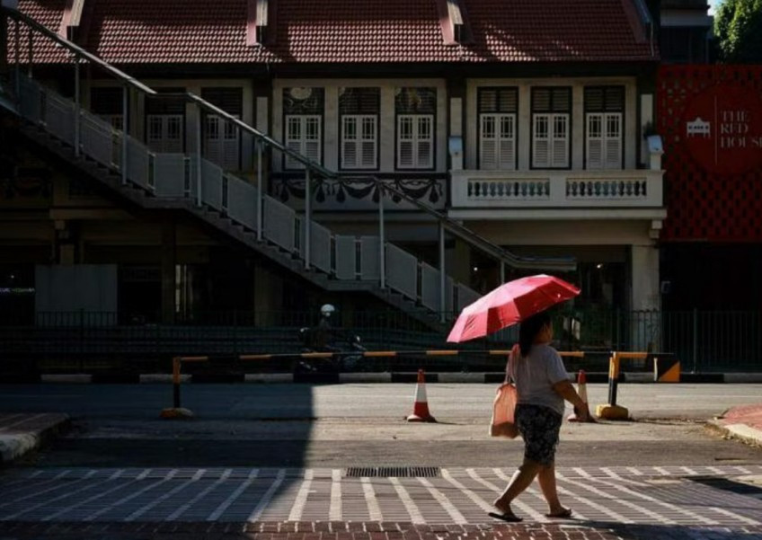 Trong tháng 6 vừa qua, tình trạng thiếu nước đã ảnh hưởng đến hoạt động của các nhà máy thủy điện ở Việt Nam. Theo đó, tình trạng cắt điện nhiều tiếng đồng hồ diễn ra cả ở nhiều khu dân cư lẫn các khu công nghiệp.