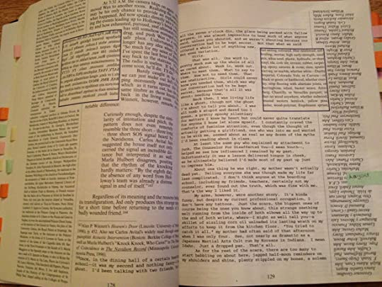 House of Leaves dày 709 trang với nhiều câu chữ được trình bày theo những cách khác nhau như: chồng lên nhau, lộn ngược, kéo dài theo chiều ngang và cách điệu bằng một số phông chữ khác nhau. Thậm chí nhiều đoạn văn còn mang ẩn ý của các câu đố khiến người đọc phải bỏ thêm nhiều thời gian để đọc hiểu nội dung.