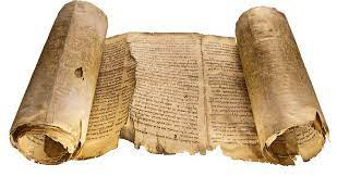 Một số ít cuộn giấy Biển Chết đã được dịch ra ngôn ngữ khác. Tất cả cho thấy chúng có thể là sách và tài liệu tôn giáo. Trong suốt nhiều năm qua, giới chuyên gia nỗ lực phục hồi các cuộn giấy Biển Chết nhằm tìm hiểu nội dung cũng như giải mã bí ẩn về những người viết ra chúng, bối cảnh mà họ sinh sống...