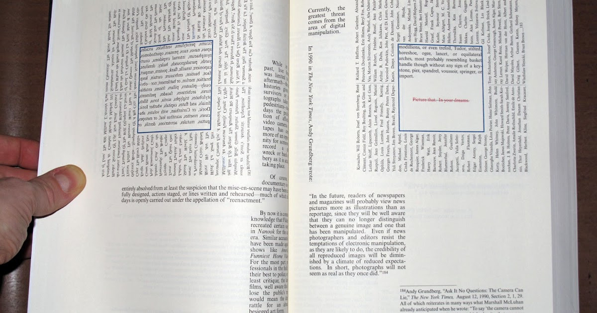 Bởi lẽ, House of Leaves là tác phẩm hư cấu kể về một bộ phim tài liệu đặc tả một ngôi nhà giống mê cung và câu chuyện của gia đình sống trong đó. Cuốn tiểu thuyết mang phong cách kết hợp giữa thể loại kinh dị và lãng mạn.