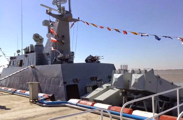 Ở đằng sau cột buồm chính đặt 2 bệ súng máy 4 nòng, và ở đuôi tàu đặt 4 tên lửa chống tàu được cho là loại C-802 của Trung Quốc.