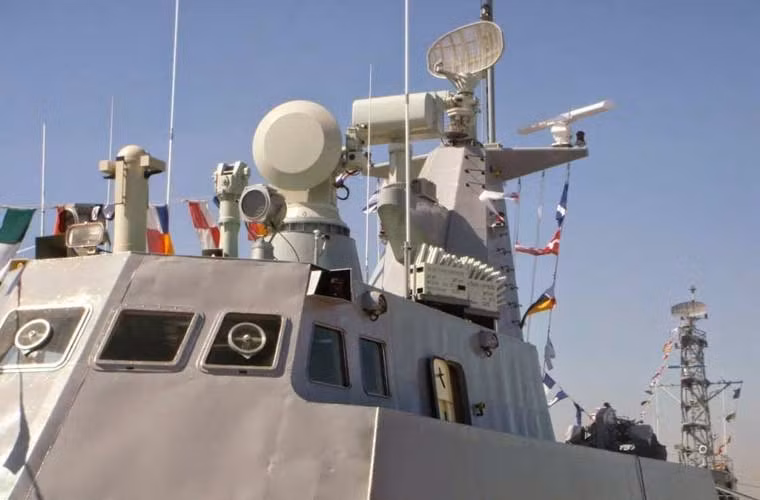 Cận cảnh các anten Radar, đèn pha, các thiết bị trinh sát, thiết bị phóng mồi bẫy đặt trên đỉnh thượng tầng tàu FAC-M 491.
