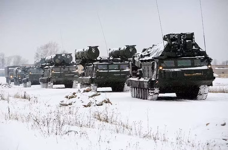 Xe đài radar chạy dẫn đầu, theo sau là các xe phóng tự hành cùng các xe hỗ trợ, hậu cần.
