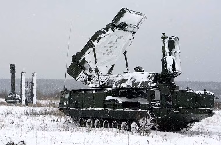 Trong ảnh là đài radar điều khiển hỏa lực (dẫn đường tên lửa) 9S32 có tầm hoạt động 140-150km, theo dõi cùng lúc 12 mục tiêu, khóa đồng thời 6 mục tiêu.