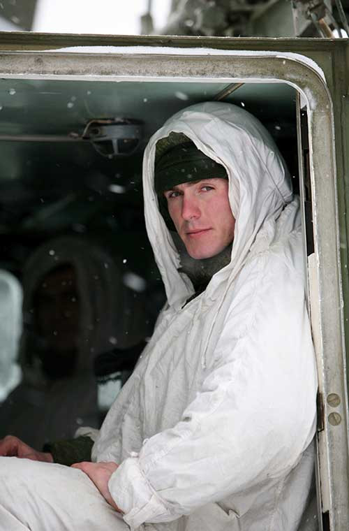 Chiến sĩ điều khiển tên lửa mặc ngụy trang phù hợp với mùa đông tuyết trắng.