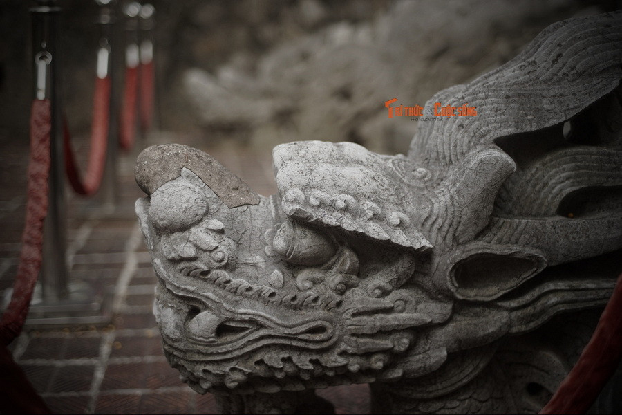 So với bộ thành bậc phía trước điện Kính Thiên (đã được công nhận là Bảo vật quốc gia từ năm 2020), bộ thành bậc phía sau có quy mô nhỏ hơn, nhưng không kém phần tinh xảo.