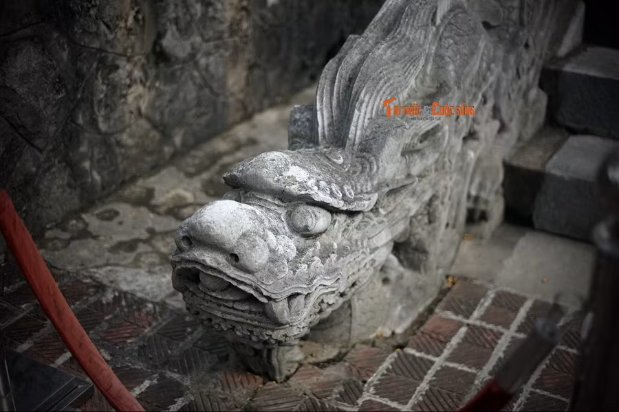 Trong quá khứ, điện Kính Thiên là cung điện quan trọng bậc nhất, nơi cử hành các nghi lễ long trọng nhất của triều đình, nơi đón tiếp sứ giả nước ngoài và là nơi thiết triều bàn những việc quốc gia đại sự ở kinh thành Thăng Long trong nhiều triều đại.