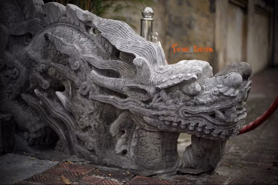 Miệng rồng ngậm ngọc, sừng dài có nhánh, bờm có bốn dải lượn hất ngược về phía sau, thân tròn mập có vảy, uốn 7 khúc hình sin, bụng có vây.