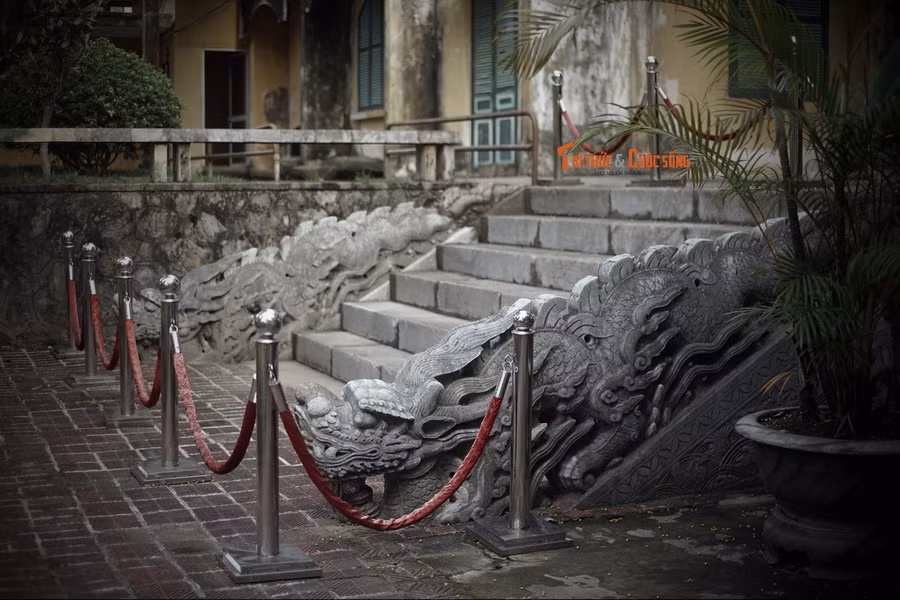 Theo Trung tâm Bảo tồn Di sản Thăng Long, hiện vật lịch sử này có từ thời Lê trung hưng (thế kỷ 17-18), là hiện vật gốc, một di tích hiếm còn sót lại trong kiến trúc Hoàng thành Thăng Long thời Lê.