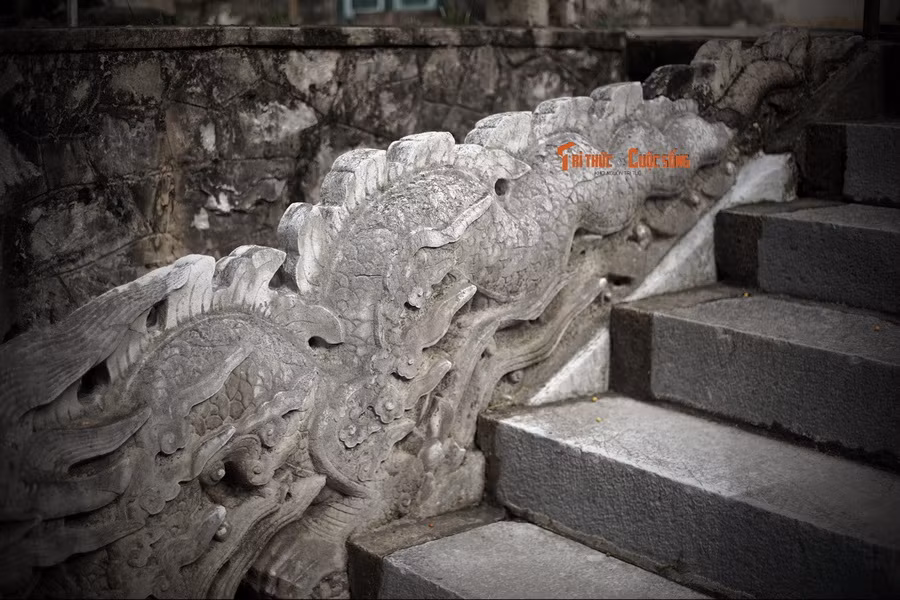 Bám sát thân là các cụm mây kéo dài hình đao, các đao mây chạm nổi uốn khúc, giữa có sóng nổi, đầu ngọn lửa thuôn dài chuyển hóa thành hình đao mác.