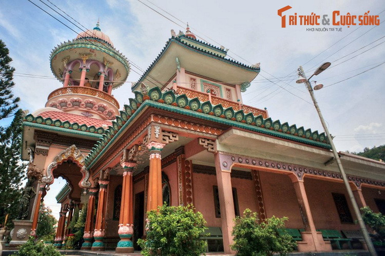  11. An Giang. Tên gọi tỉnh An Giang được nhà Nguyễn đặt năm 1832, có nghĩa là vùng nước an lành. Tên gọi này mang hàm ý nơi đây có thể định cư lâu dài, khuyến khích di dân, khẩn hoang lập làng. Ảnh: Chùa Tây An ở TP Châu Đốc, tỉnh An Giang.