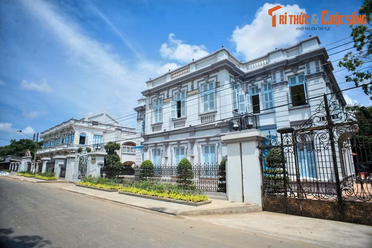  8. Bạc Liêu. Tên gọi tỉnh Bạc Liêu được cho là có nguồn gốc từ "Pô Léo" - phiên âm tiếng Hoa giọng Triều Châu dùng để chỉ xóm nghèo làm nghề chày lưới, đi biển. Ảnh: Dinh thự Công tử Bạc Liêu ở TP Bạc Liêu, tỉnh Bạc Liêu.