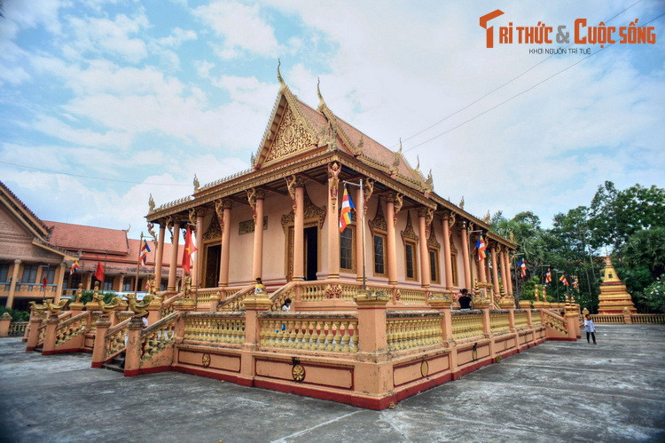  7. Sóc Trăng. Tên gọi tỉnh Sóc Trăng có nguồn gốc từ tiếng Khmer là "Srok Kh'leang", nghĩa là kho chứa bạc của nhà vua. Có lẽ tên gọi này bắt nguồn từ việc vùng đất Sóc Trăng thuở xa xưa là một nơi giàu có, nền sản xuất, thương mại phát triển mạnh. Ảnh: Chùa Kh'Leang, TP Sóc Trăng, tỉnh Sóc Trăng.