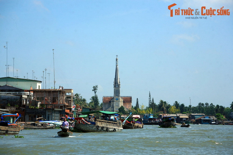  1. Tiền Giang. Dễ nhận ra, tên gọi tỉnh Tiền Giang được đặt theo sông Tiền, con sông chính chảy qua tỉnh, đồng thời là một trong hai dòng sông chính bồi đắp nên đồng bằng sông Cửu Long. Theo đo đạc, sông Tiền có tổng chiều dài hơn 234 km. Ảnh: Sông Cái Bè, một phụ lưu của sông Tiền ở Tiền Giang.