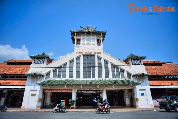  5. Cần Thơ. Tên gọi TP Cần Thơ bắt nguồn từ tiếng Khmer là "Kìn Tho", có nghĩa là cá sặc rằn. Đây là loài cá rất thường gặp ở vùng đất Cần Thơ thuở xưa. Ảnh: Chợ Cần Thơ ở quận Ninh Kiều, TP Cần Thơ.